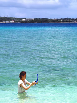 瀬底島のビーチで遊ぶ家族